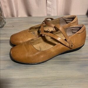 Taos Footwear Brown Leather Flats